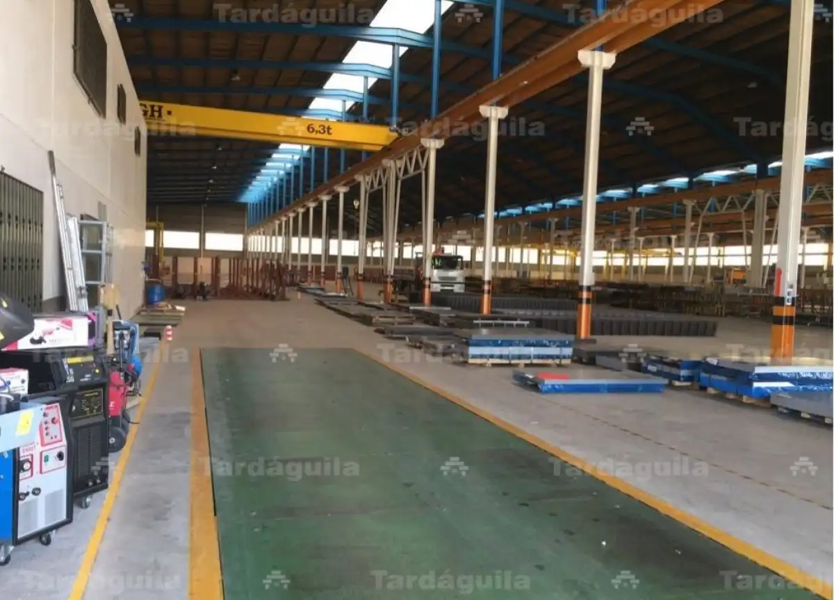 Parkplatz von Fabrikhallen zum Verkauf in Castellanos de Moriscos
