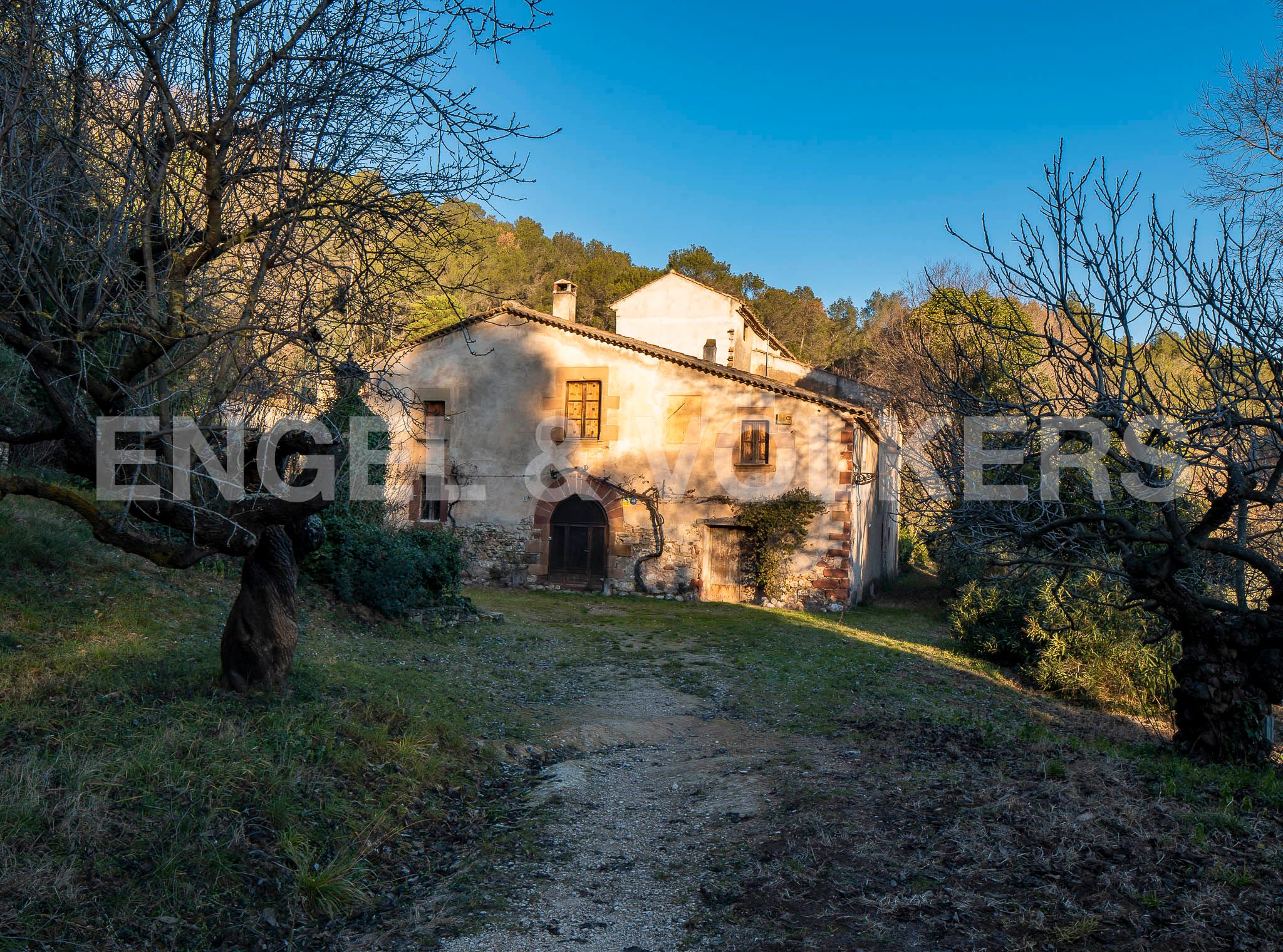 Vista exterior de Finca rústica en venda en Sant Andreu de la Barca amb Calefacció, Jardí privat i Moblat