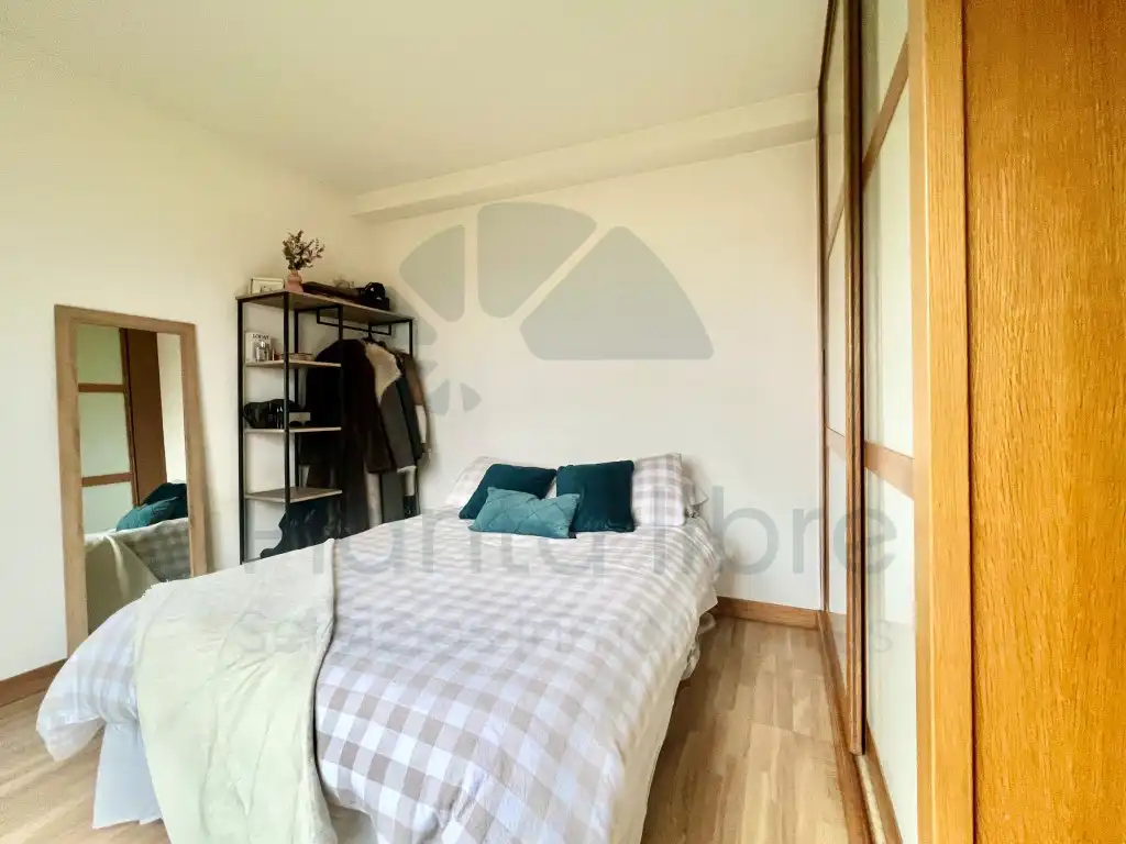 Schlafzimmer von Dachboden zum Verkauf in Lardero mit Klimaanlage, Terrasse und Möbliert