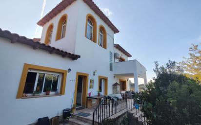 Vista exterior de Casa o xalet en venda en Sevilla la Nueva amb Aire condicionat, Terrassa i Piscina