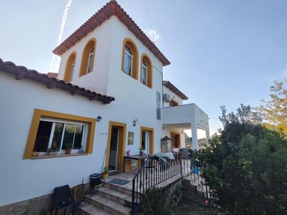 Vista exterior de Casa o xalet en venda en Sevilla la Nueva amb Aire condicionat, Terrassa i Piscina