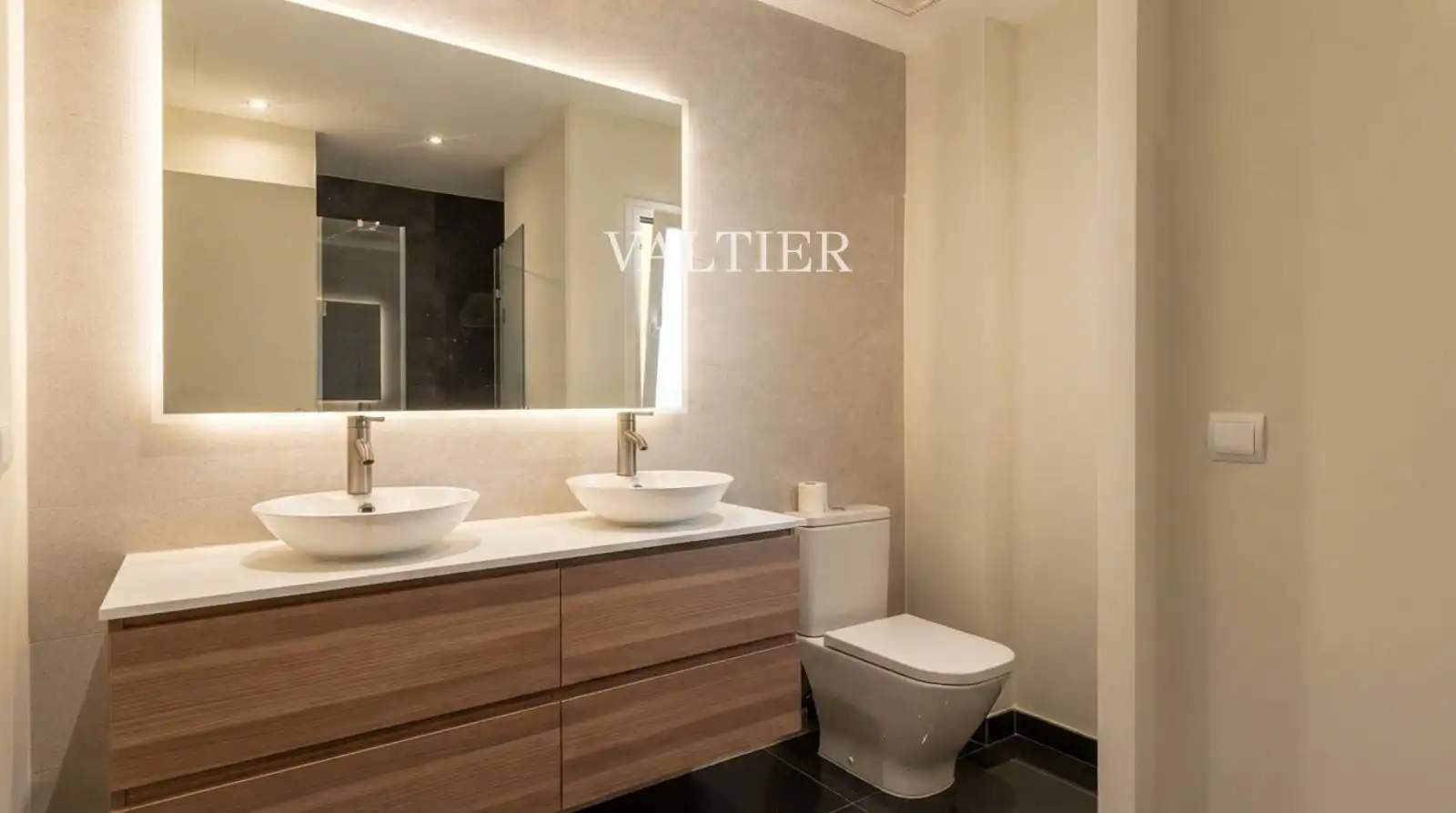 Badezimmer von Wohnung zur Miete in Madrid mit Klimaanlage und Abstellraum