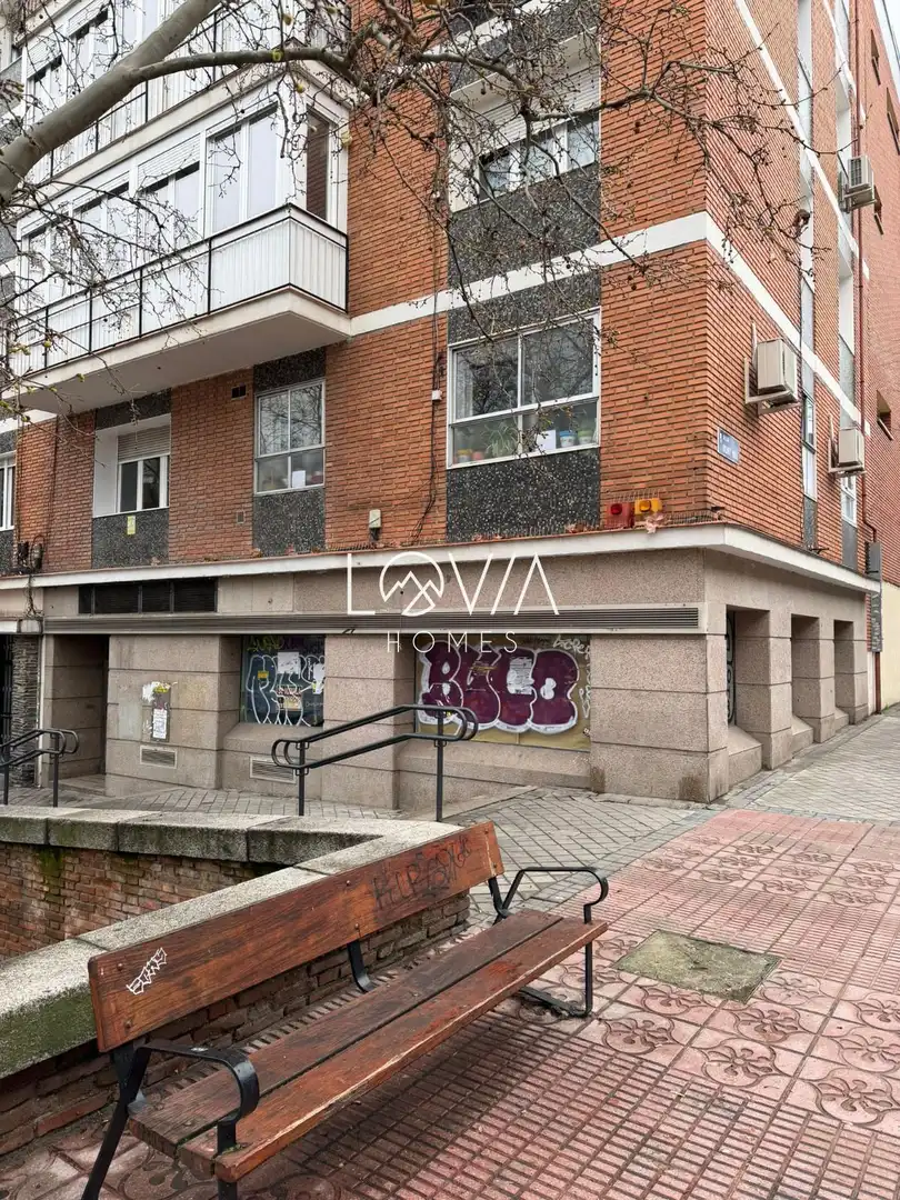 Vista exterior de Local en venda en Madrid