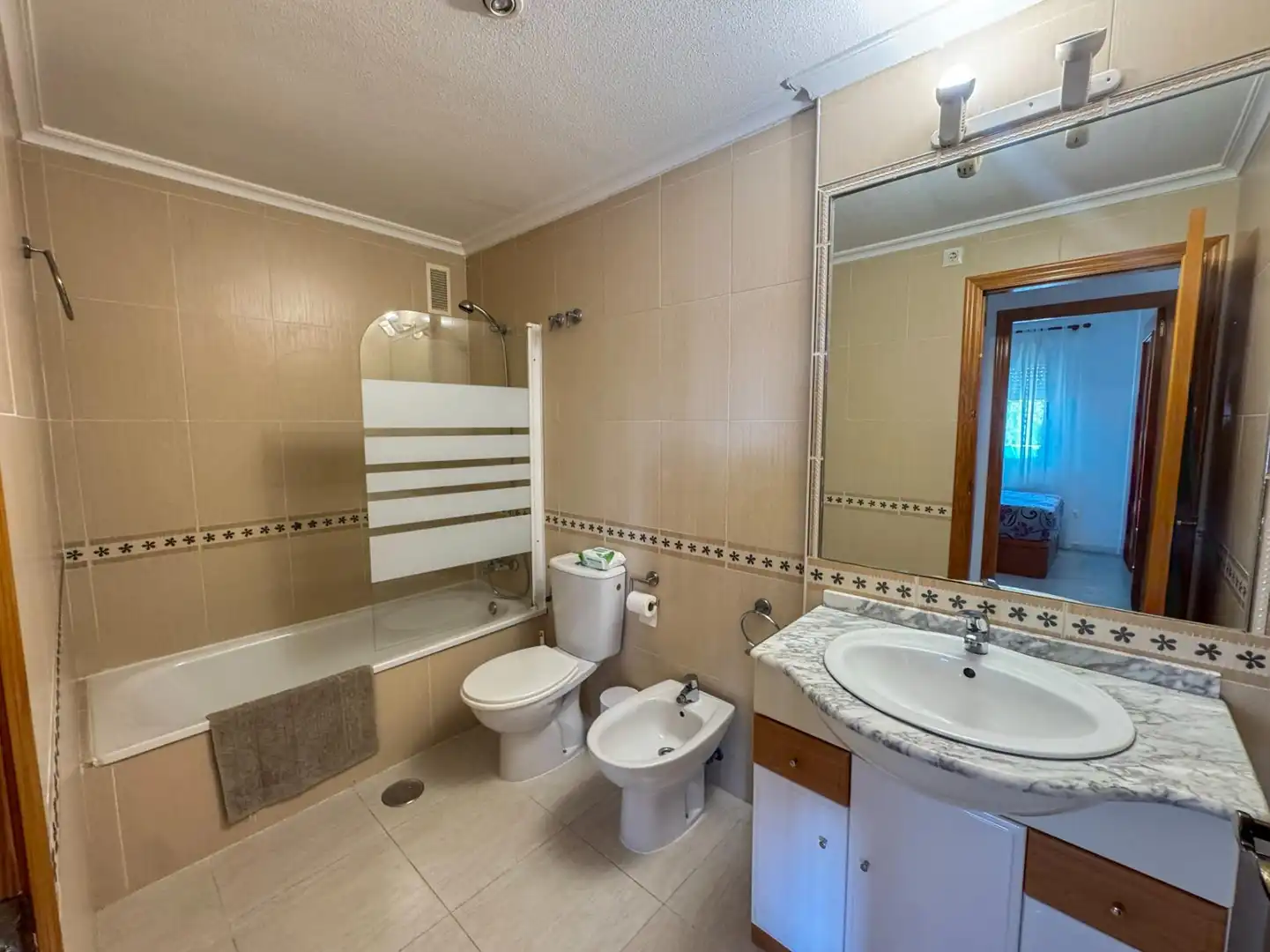 Baño de Apartamento de alquiler en Orihuela con Aire acondicionado, Calefacción y Jardín privado