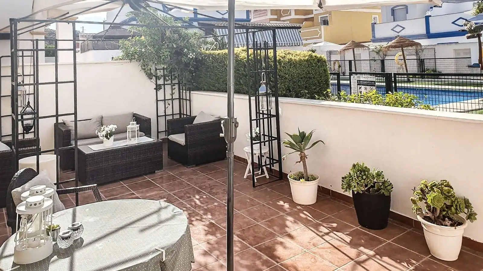 Terrasse von Einfamilien-Reihenhaus zum Verkauf in Pulpí mit Klimaanlage und Gemeinschaftspool