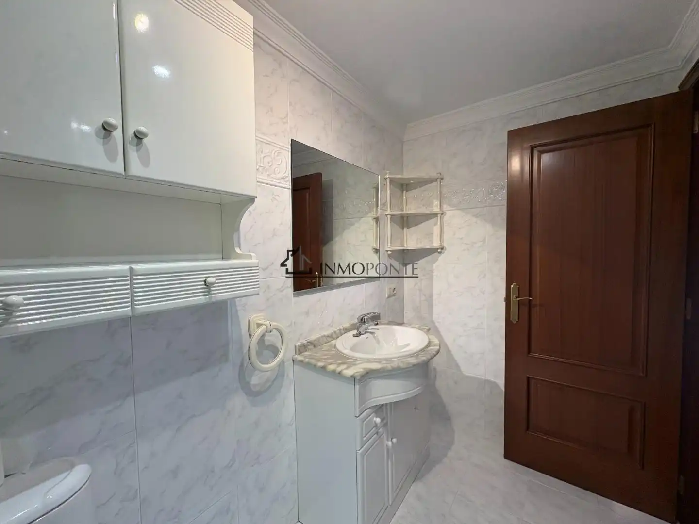 Baño de Piso de alquiler en Pontevedra Capital  con Calefacción y Trastero