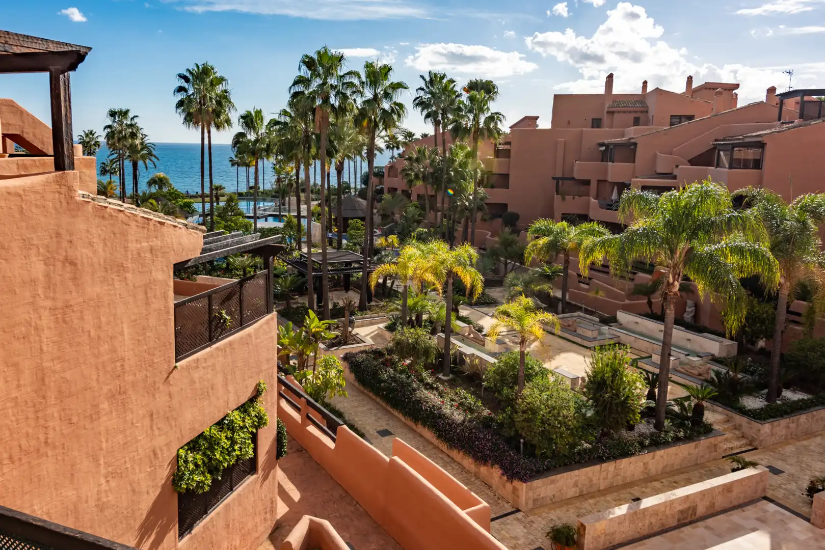 Vista exterior de Apartament en venda en Estepona amb Aire condicionat, Terrassa i Piscina