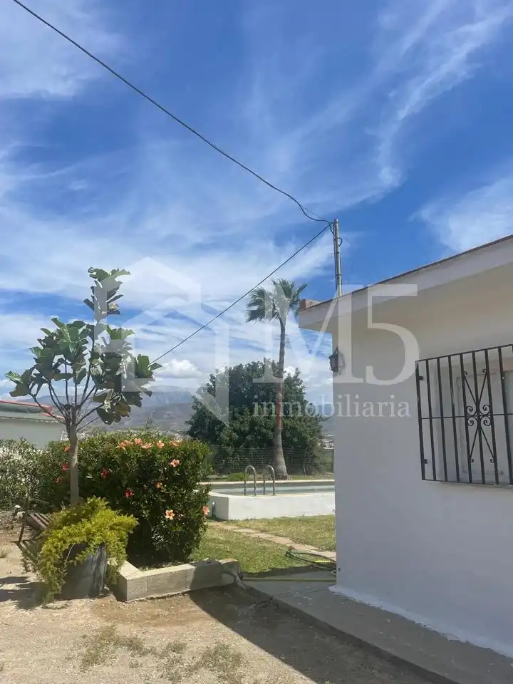 Vista exterior de Finca rústica en venda en Vélez-Málaga amb Piscina