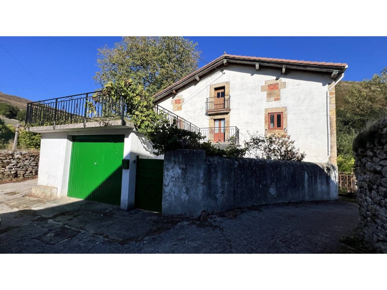 Exterior view of House or chalet for sale in Espinosa de los Monteros  with Private garden, Terrace and Furnished