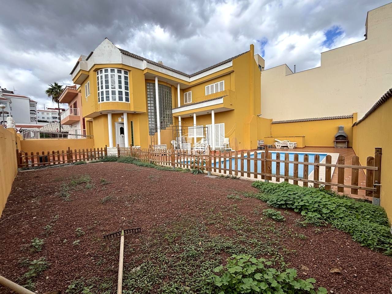 Vista exterior de Casa o xalet en venda en Arona amb Jardí privat, Terrassa i Piscina