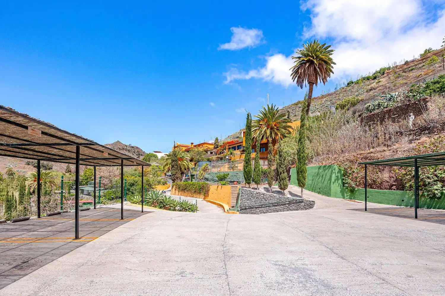 Vista exterior de Casa o xalet en venda en Telde amb Jardí privat, Terrassa i Piscina