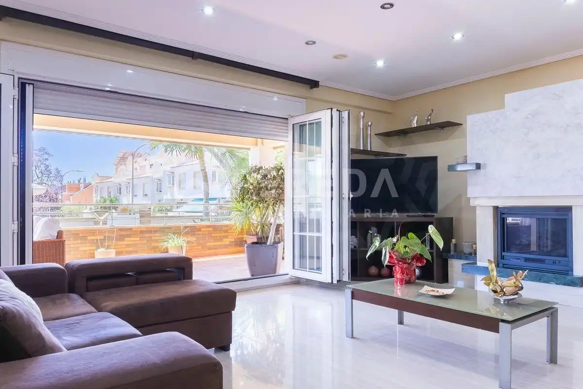 Sala de estar de Casa o chalet en venta en Roquetas de Mar con Aire acondicionado, Jardín privado y Piscina