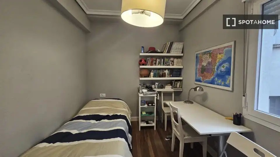 Dormitori de Apartament per a compartir en  Pamplona / Iruña amb Aire condicionat, Terrassa i Moblat