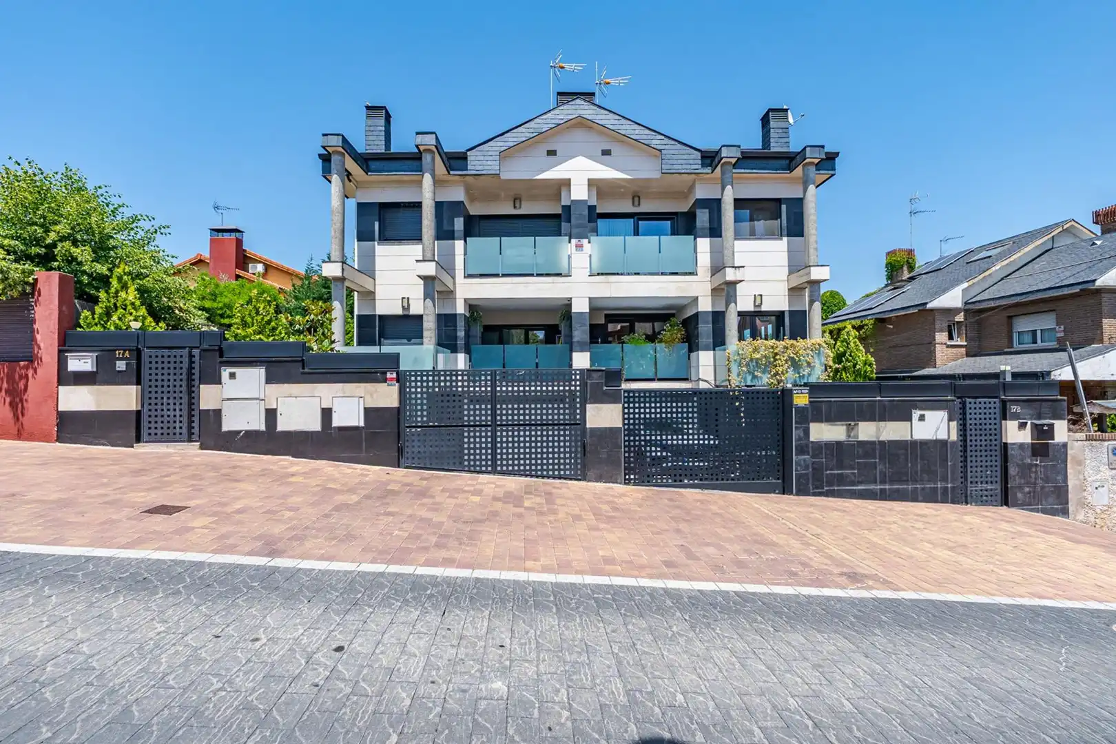 Vista exterior de Casa adosada en venta en Pozuelo de Alarcón con Aire acondicionado, Calefacción y Piscina