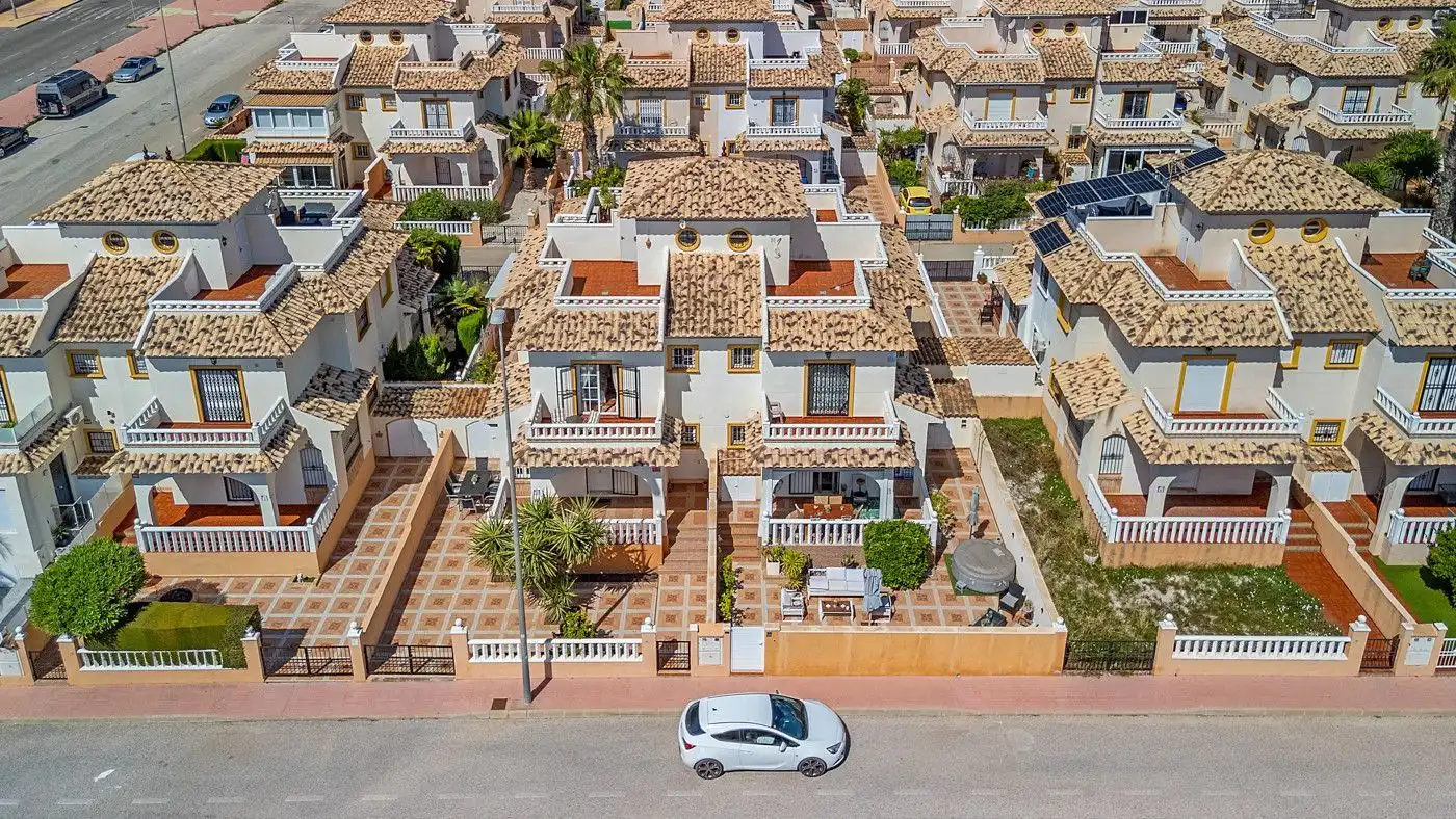 Vista exterior de Casa adosada en venta en Orihuela con Aire acondicionado, Jardín privado y Terraza