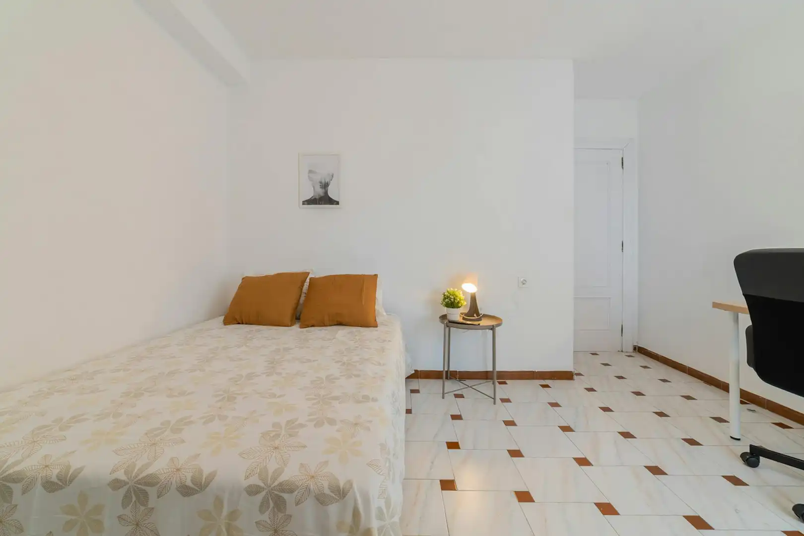 Bedroom of Flat for share in Valencia  with Furnished, Washing machine and TV