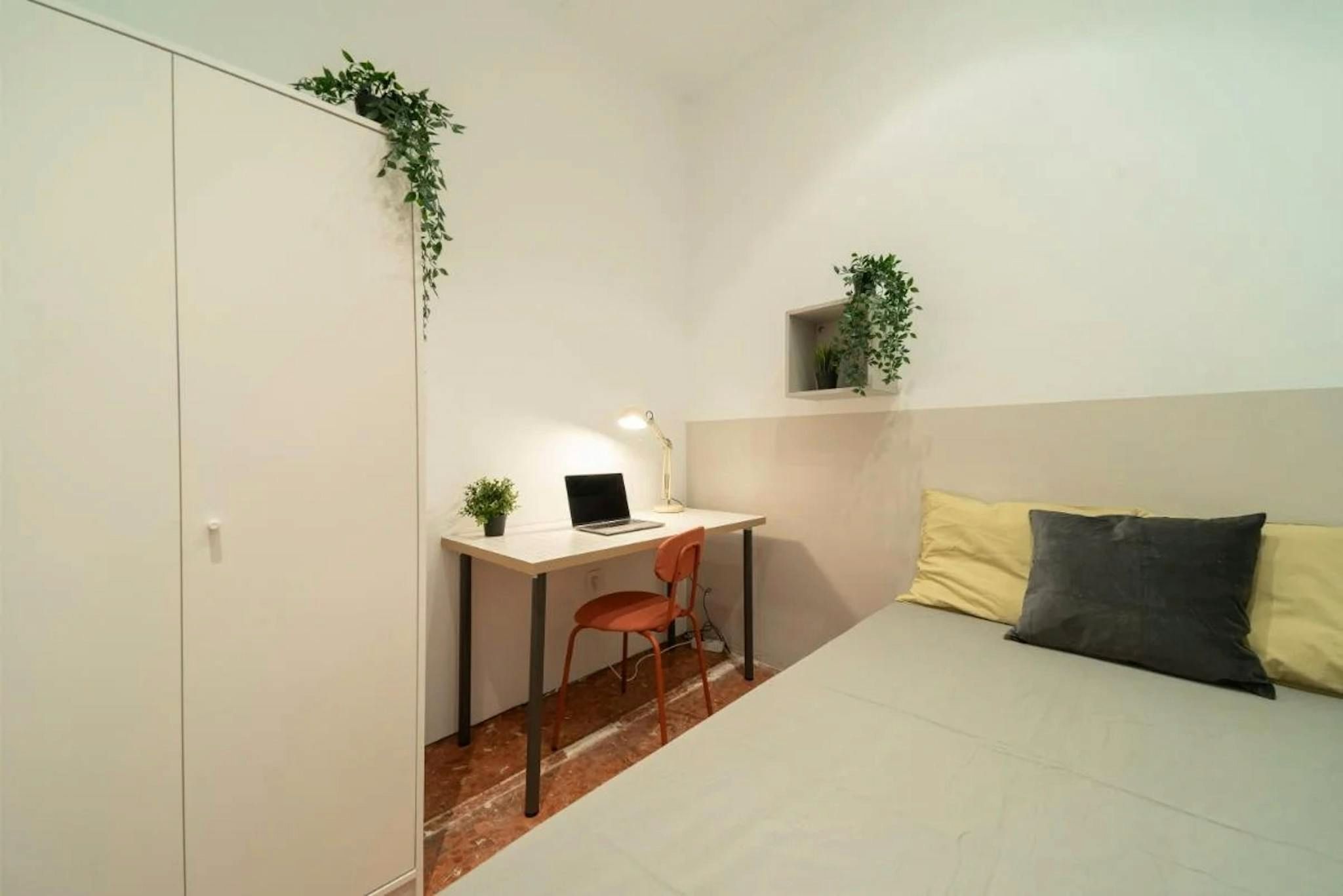 Bedroom of Flat to share in  Barcelona Capital  with Heating and Washing machine