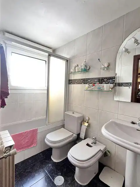 Badezimmer von Wohnung zum Verkauf in Gijón  mit Heizung, Parkett und Terrasse