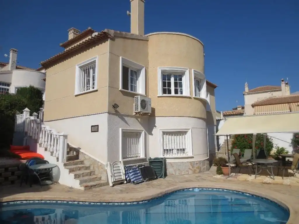 Casa amb piscina en venda a Calle Cadiz 9