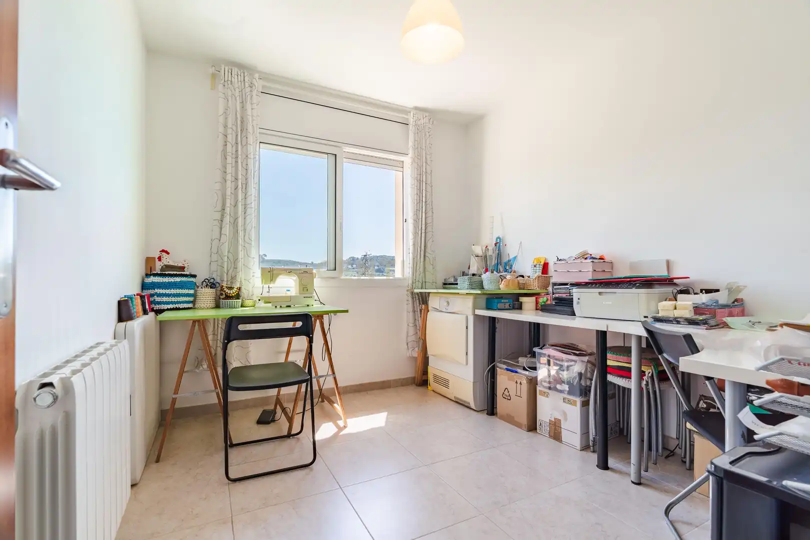 Schlafzimmer von Einfamilien-Reihenhaus zum Verkauf in Vila-rodona mit Privatgarten und Ofen