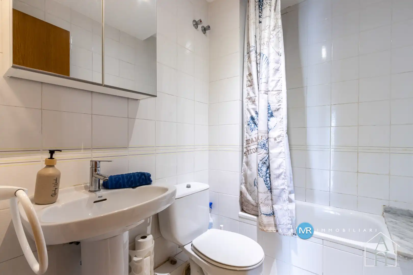 Bathroom of Flat for sale in Terrassa  with Air Conditioner, Heating and Parquet flooring