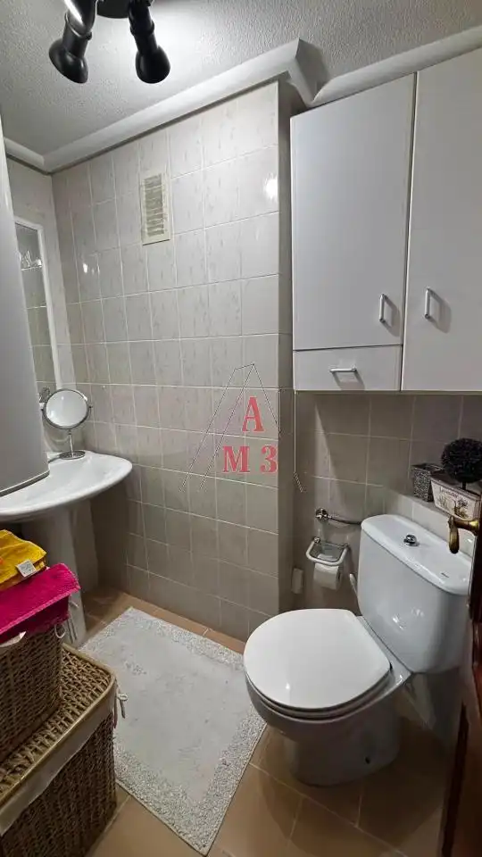 Bany de Pis en venda en León Capital  amb Calefacció i Parquet