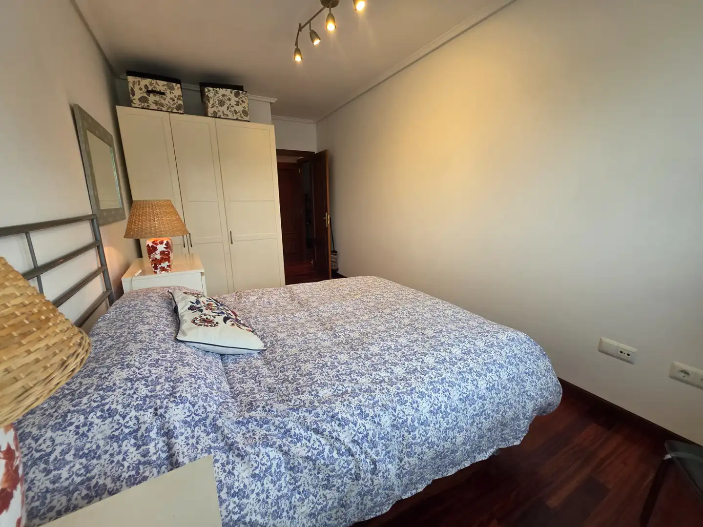 Habitación de Apartamento en venta en Miengo con Calefacción, Trastero y Amueblado