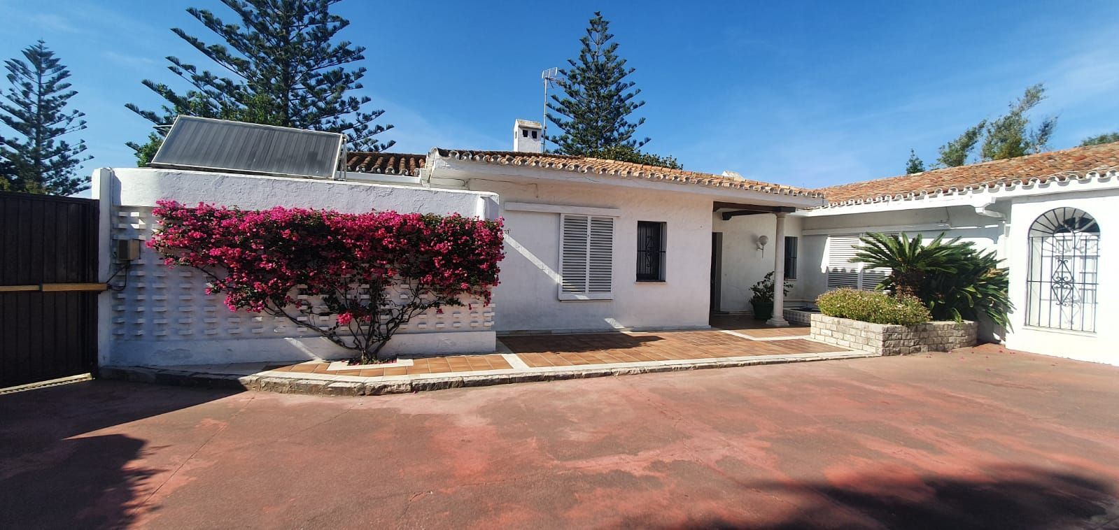 Vista exterior de Casa o xalet en venda en Algeciras amb Aire condicionat, Jardí privat i Terrassa
