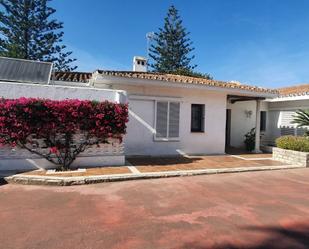 Vista exterior de Casa o xalet en venda en Algeciras amb Aire condicionat, Jardí privat i Parquet