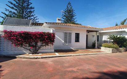 Vista exterior de Casa o xalet en venda en Algeciras amb Aire condicionat, Jardí privat i Parquet