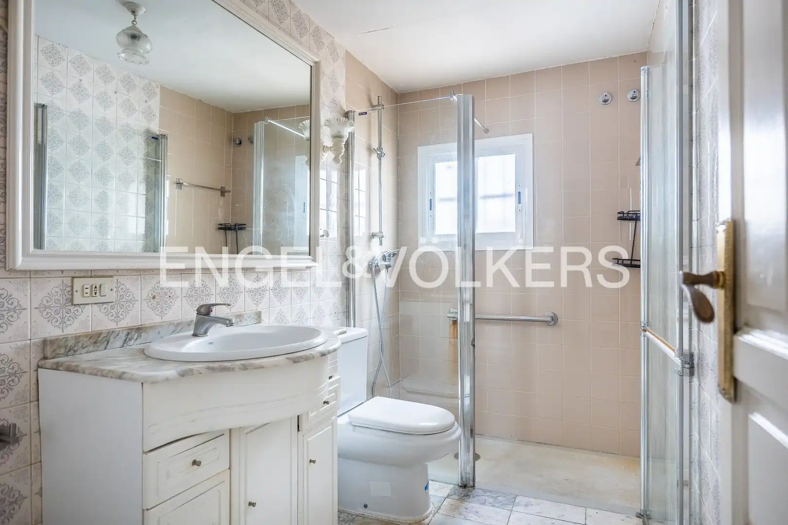 Bathroom of Houses for sale in Sevilla  with Heating, Private garden and Terrace