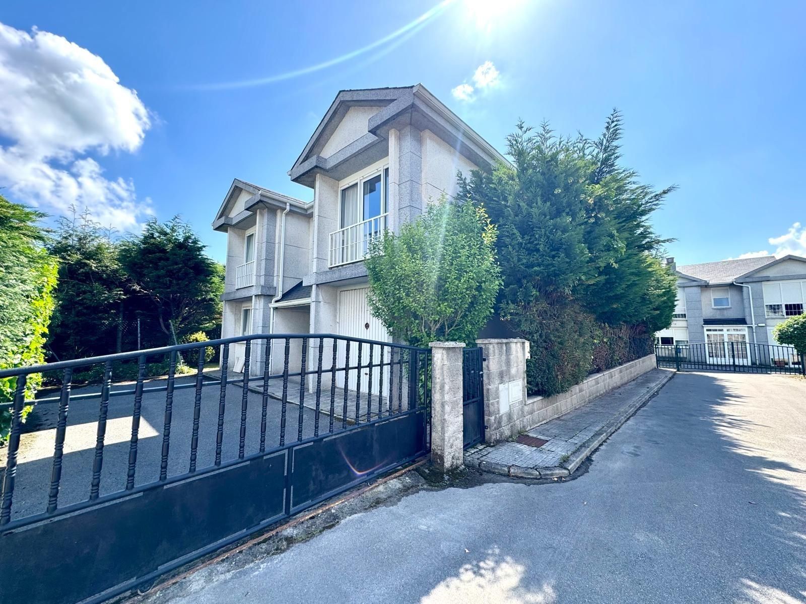 Vista exterior de Casa o xalet en venda en Santa Cruz de Bezana amb Calefacció, Jardí privat i Terrassa