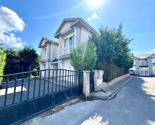 Vista exterior de Casa o xalet en venda en Santa Cruz de Bezana amb Calefacció, Jardí privat i Terrassa