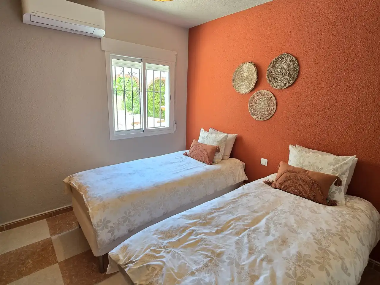 Dormitori de Casa o xalet en venda en Viñuela amb Aire condicionat, Terrassa i Piscina