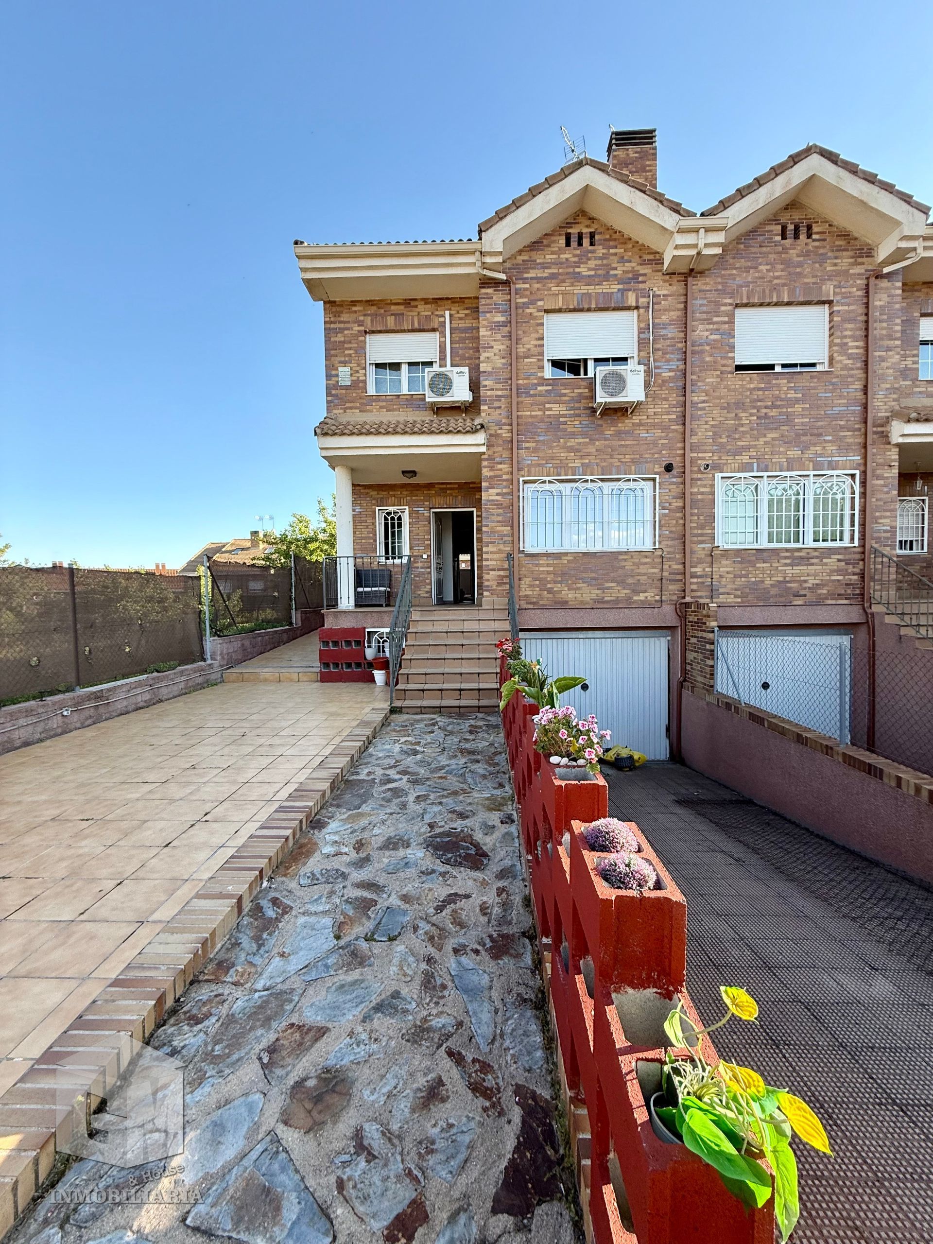 Exterior view of Single-family semi-detached for sale in Arroyomolinos (Madrid)  with Air Conditioner, Heating and Private garden