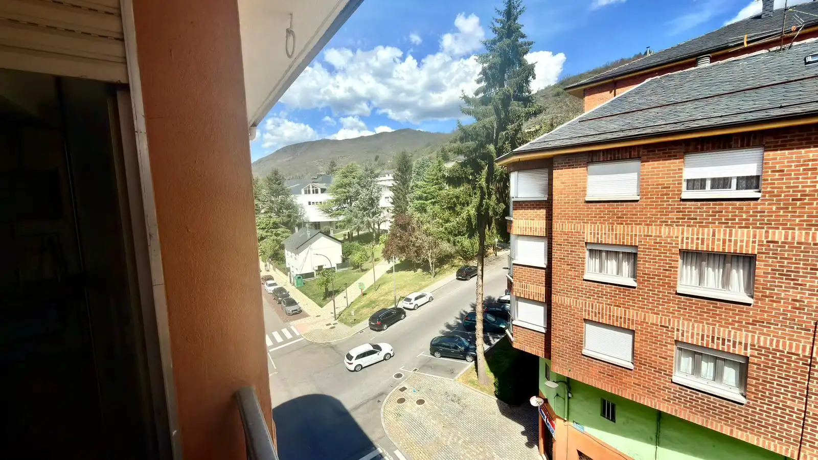 Vista exterior de Piso en venta en Villablino con Balcón y Alarma