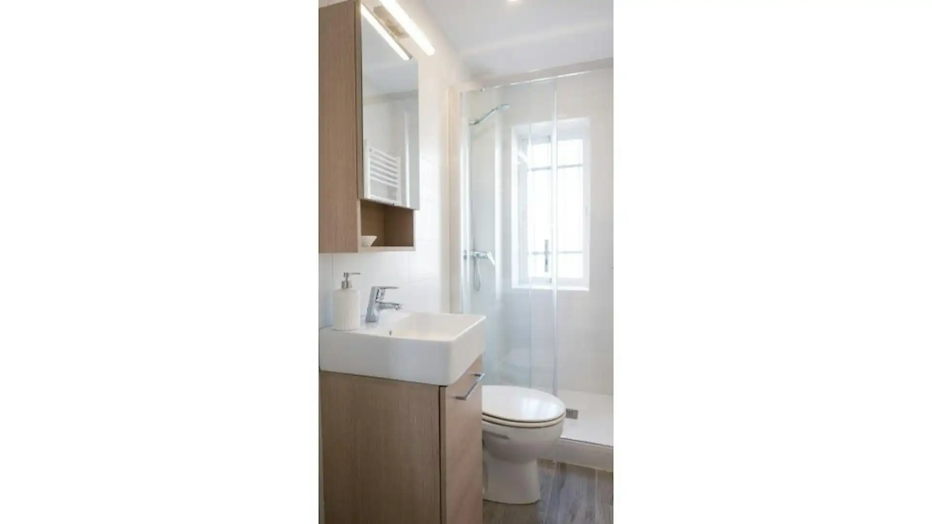 Bathroom of Flat for rent in Madrid  with Heating, Furnished and Washing machine