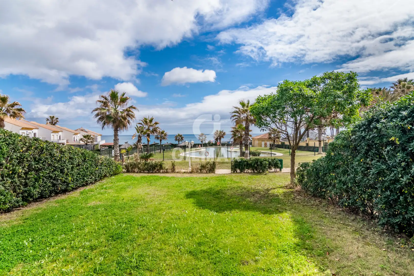 Garten von Einfamilien-Reihenhaus zum Verkauf in Manilva mit Heizung, Privatgarten und Schwimmbad