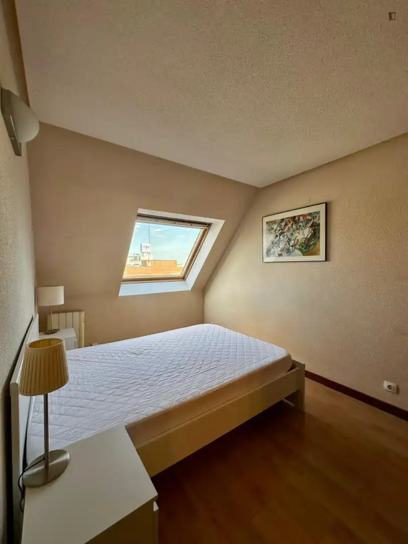 Dormitori de Apartament de lloguer en Madrid amb Calefacció, Moblat i Forn
