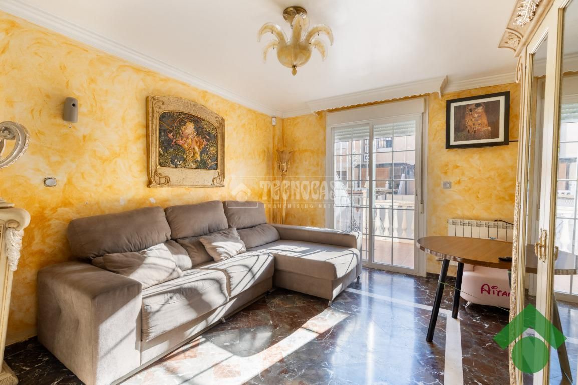 Sala d'estar de Casa adosada en venda en Ogíjares amb Jardí privat, Piscina i Balcó
