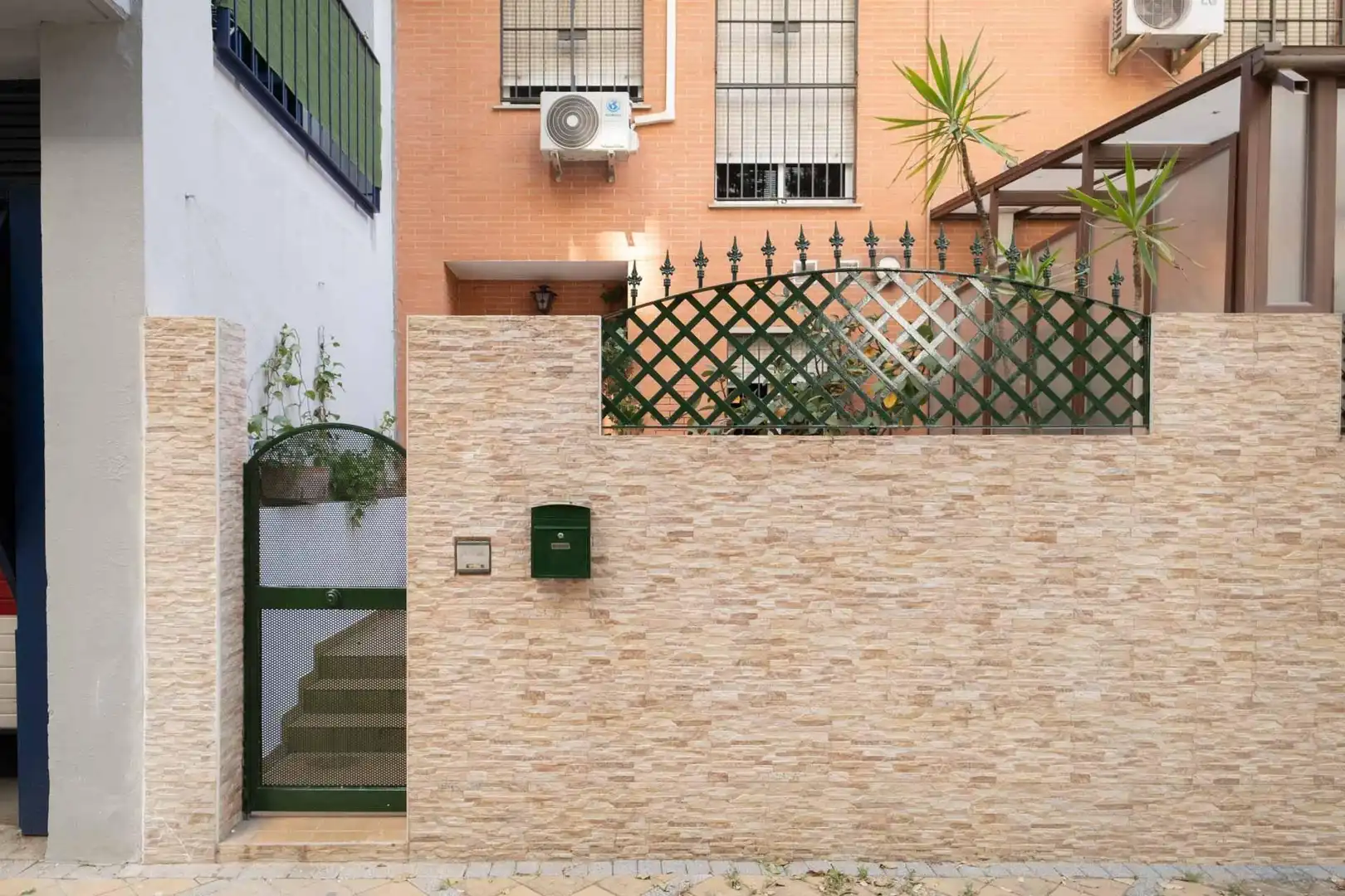 Vista exterior de Dúplex en venta en Sevilla con Aire acondicionado y Piscina comunitaria