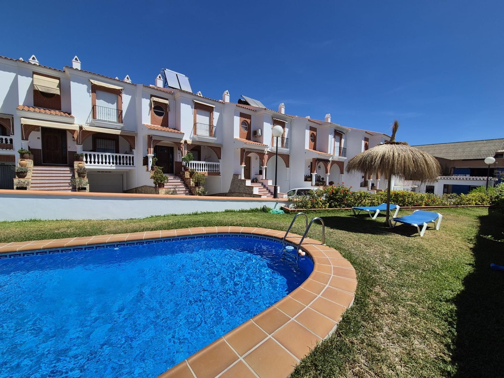Vista exterior de Casa adosada en venta en Almuñécar con Terraza, Balcón y Piscina comunitaria