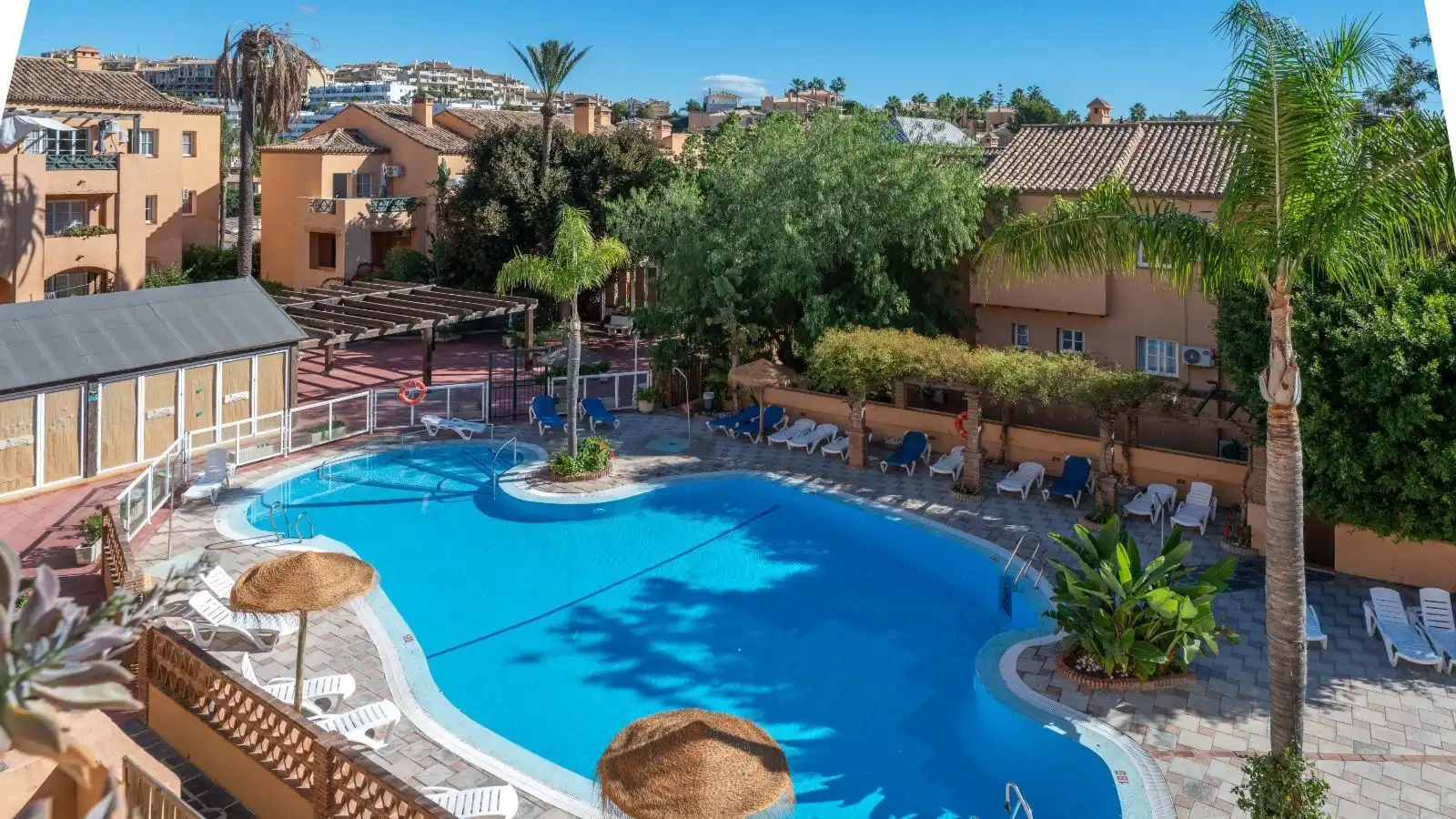 Apartment with pool for sale in Riviera del Sol
