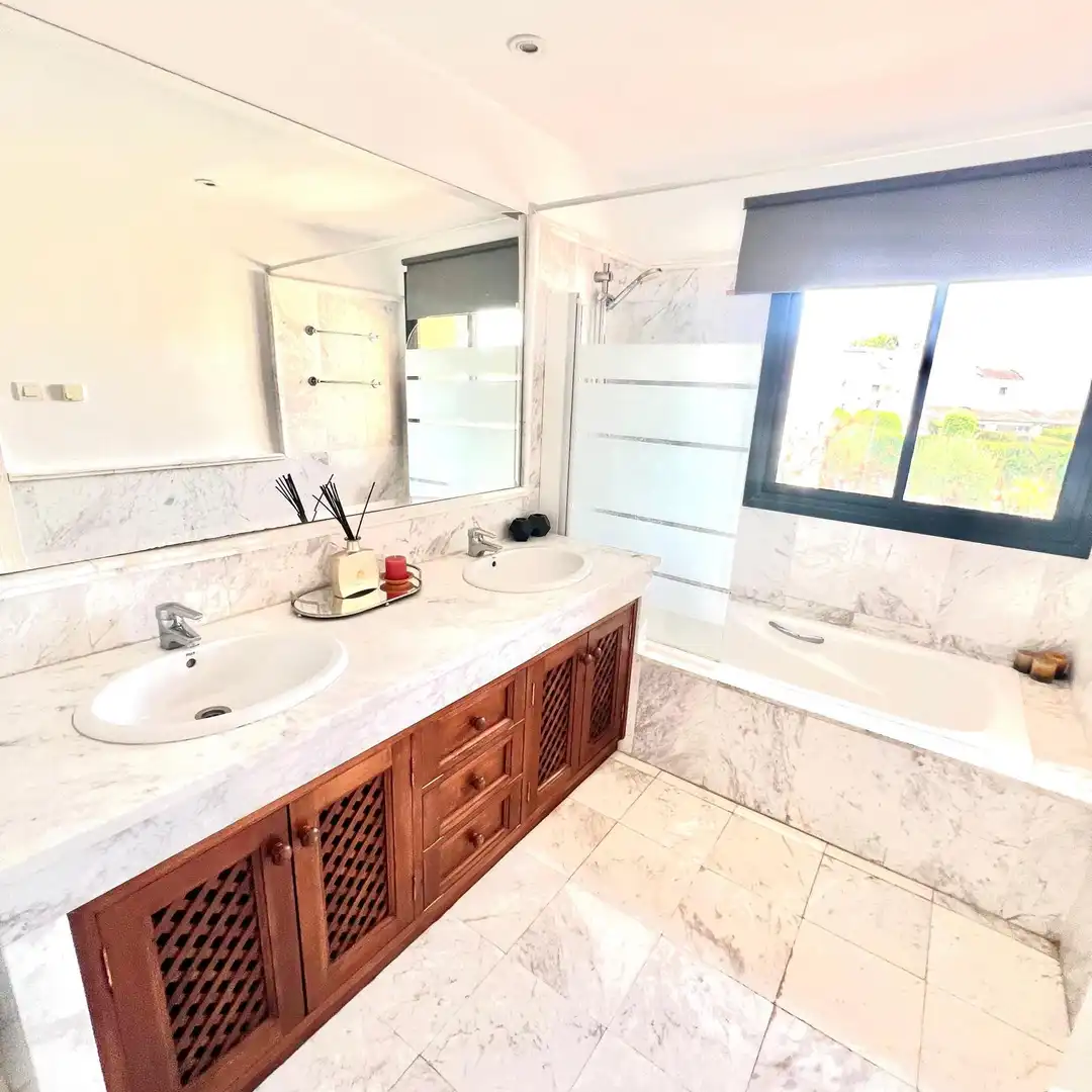 Badezimmer von Dachboden zur Miete in Estepona mit Klimaanlage, Terrasse und Schwimmbad