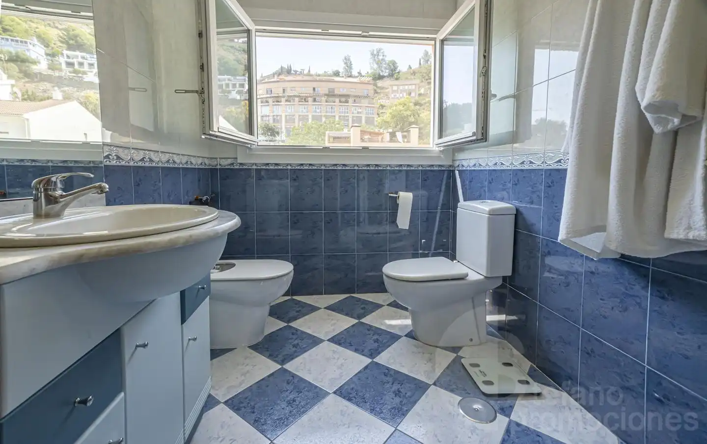 Badezimmer von Haus oder Chalet zum Verkauf in Málaga mit Klimaanlage, Privatgarten und Terrasse