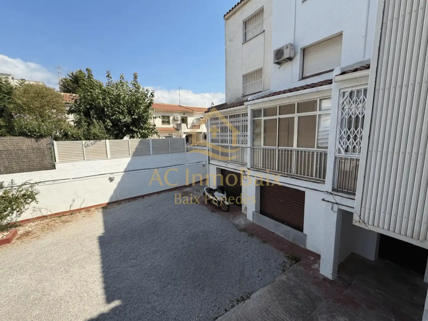 Vista exterior de Casa adosada en venda en Cubelles amb Parquet i Terrassa