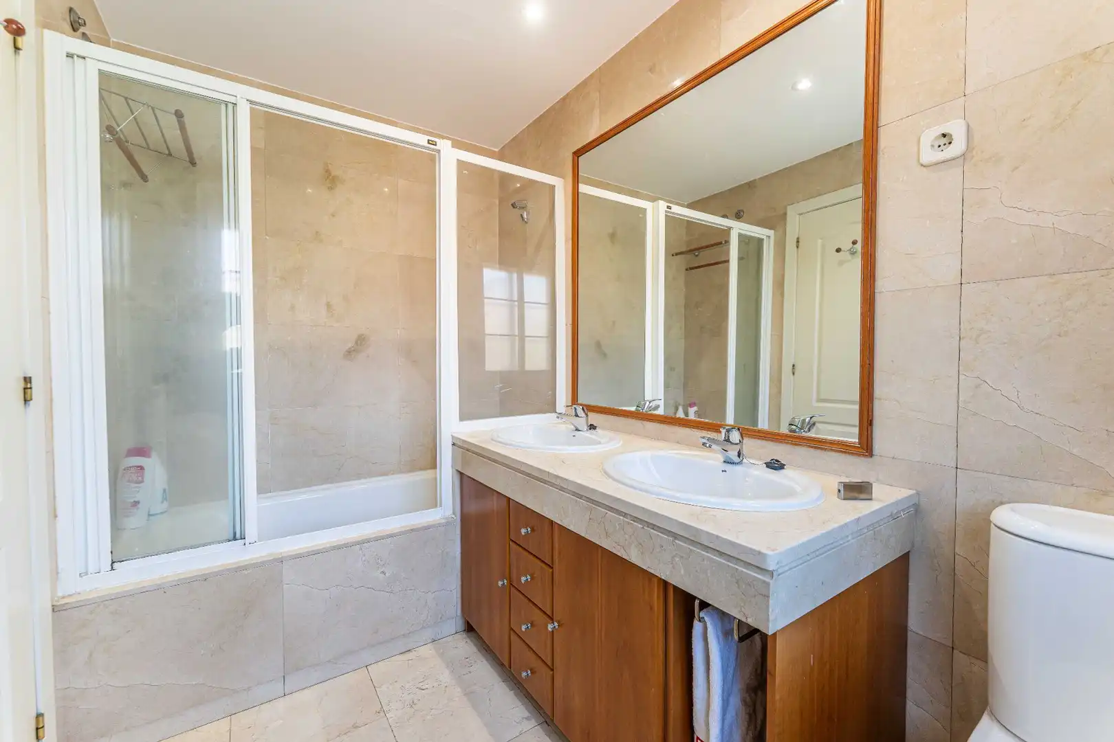 Baño de Casa adosada en venta en Fuenlabrada con Aire acondicionado, Calefacción y Jardín privado