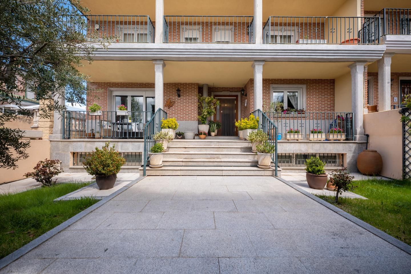 Vista exterior de Casa o xalet en venda en Ávila Capital amb Calefacció, Jardí privat i Terrassa