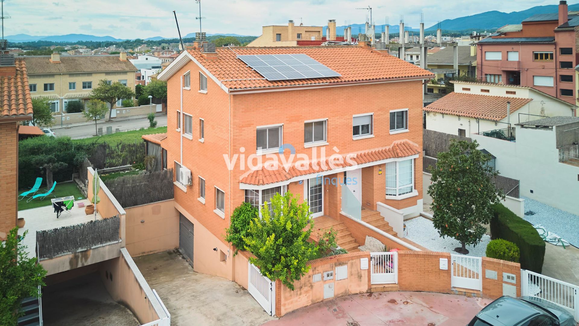 Vista exterior de Casa adosada en venda en Cardedeu amb Aire condicionat, Calefacció i Jardí privat