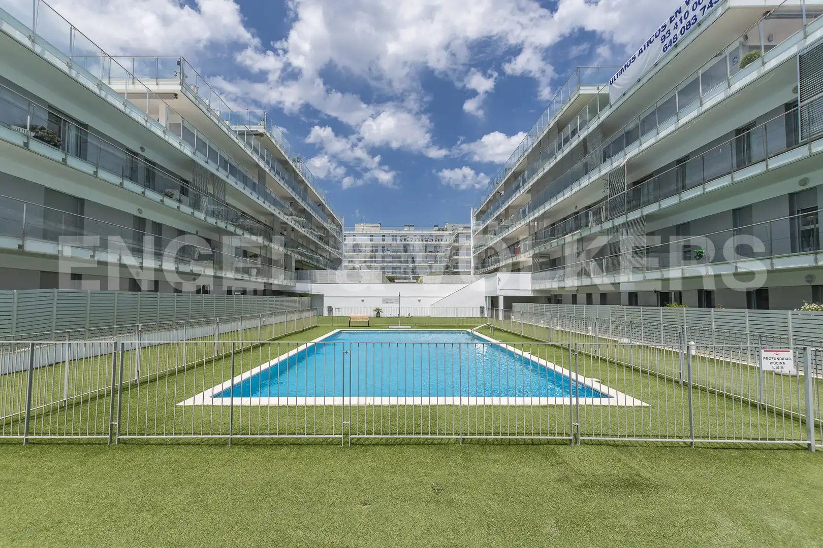 Schwimmbecken von Dachboden zum Verkauf in Sant Andreu de Llavaneres mit Klimaanlage, Heizung und Parkett